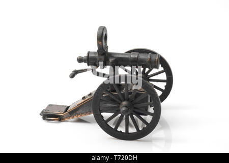 Vintage toy, Cannon sur fond blanc. Banque D'Images