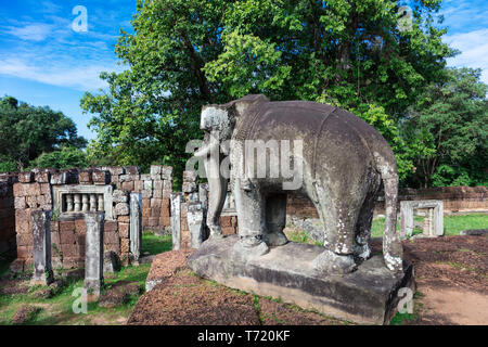 Sculpture d'un éléphant et les ruines Banque D'Images