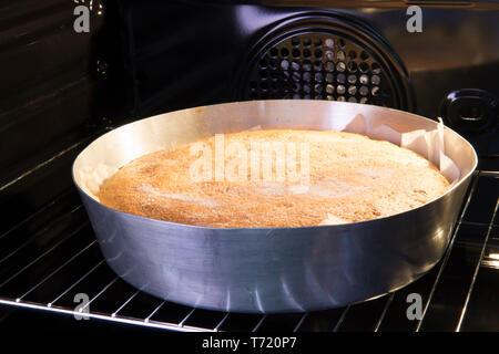 Gâteau aux pommes à la poêle dans le four. Cuisine italienne. Banque D'Images