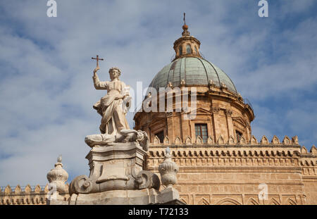 Statue de Santa Rosalia. La cathédrale de Palerme, Palermo, Italie. Banque D'Images