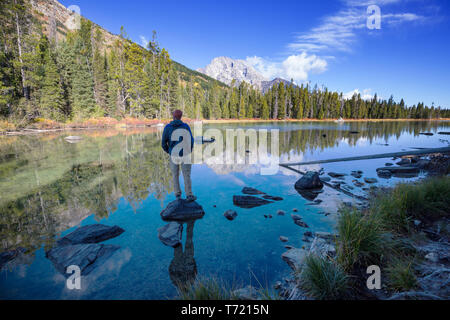 L'homme sur montagnes lac en saison d'automne. Colorado, États-Unis Banque D'Images