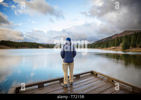 L'homme sur montagnes lac en saison d'automne. Colorado, États-Unis Banque D'Images