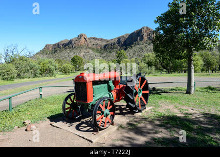 Un vieux tracteur Fordson vert et rouge en face du pittoresque parc National de Minerva Hill, Queensland, Queensland, Australie Banque D'Images
