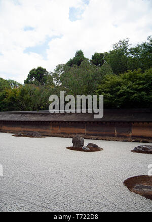 Une vue sur les rock islands, mer de gravier et de murs de la Jardin zen japonais à Ryoan-Ji Temple de Kyoto. Banque D'Images