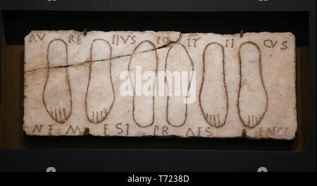 Plaque de marbre avec des empreintes. Ex-votos aux déesses orientales. Musée archéologique de Séville. L'Andalousie. L'Espagne. Banque D'Images