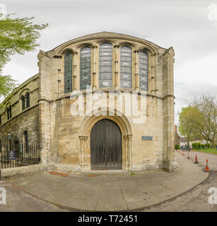 Vieux palais dans le parc de stationnement du doyen dans l'enceinte de la cathédrale médiévale (minster) à York, en Angleterre, sous un ciel couvert journée de printemps. Banque D'Images