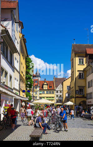 La vie de la rue scène sur la Maximilianstrasse, dans la vieille ville de Lindau, sur le lac de Constance, Bavière, Allemagne, Europe. Banque D'Images