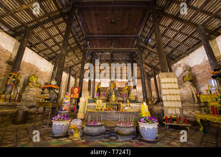 SAMUT SAKHON, THAÏLANDE - 25 SEPTEMBRE : Intérieur de l'ancienne église du temple thaïlandais avec des statues de Bouddha et de l'autel sur septembre 25,2015 dans Wat Yai Ban Bo. Banque D'Images