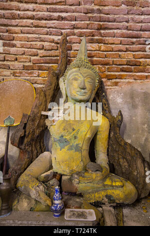 Statue de Bouddha délabrées dans Wat Yai Ban Bo - Samut Sakhon, Thaïlande Banque D'Images