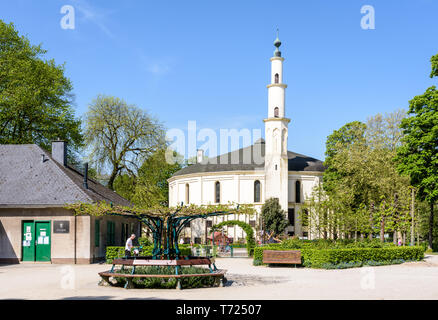 La Grande mosquée de Bruxelles, Belgique, avec une aire de jeux dans le Parc du Cinquantenaire au printemps. Banque D'Images