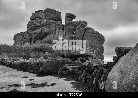 Dick's Carn (aka le chameau chargé), Porth Hellick, Saint Mary's, à l'île de Scilly, UK : version noir et blanc Banque D'Images