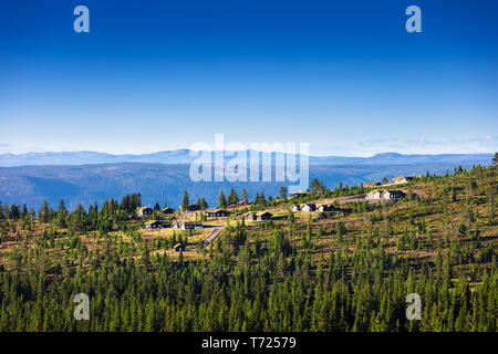 Petit village dans les montagnes de la norvège Banque D'Images