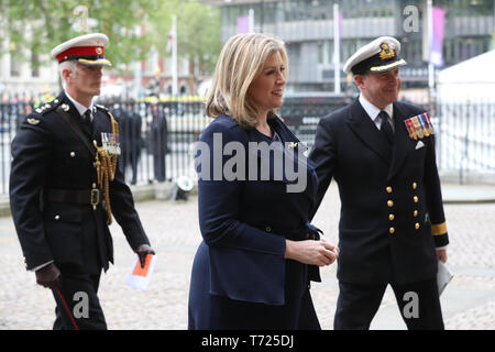 Le Secrétaire à la défense, Penny Mordaunt arrive à assister à un service à l'abbaye de Westminster de reconnaître cinquante ans de dissuasion continue à la mer. Le duc de Cambridge est également assister en sa qualité de commodore en chef de service du sous-marin. Banque D'Images