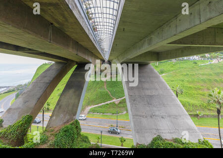 Vu du dessous Mellizo Villena Rey bridge Lima Perou Banque D'Images