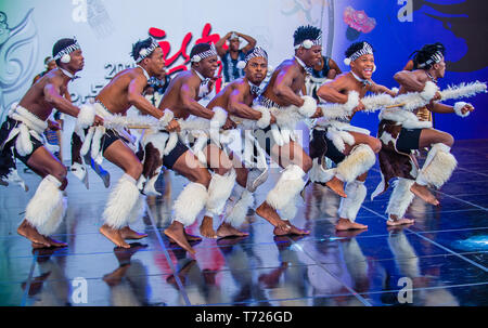 Des danseurs sud-africains d'Amazebra folklore Dance ensemble se produisent au festival de la danse maskdance qui s'est tenu à Andong, en Corée du Sud Banque D'Images