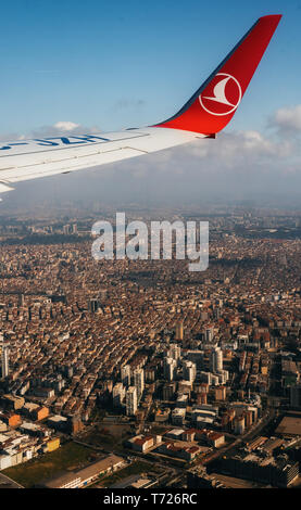 Istanbul, Turquie - 2 Février, 2019 : Aile Turkish Airlines avion sur le ciel au-dessus d'Istanbul au coucher du soleil, la Turquie. Banque D'Images