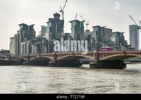 Londres. Vauxhall Bridge sur la Tamise, et le St George Wharf. Cela a été deux fois voté la pire des capacités Banque D'Images