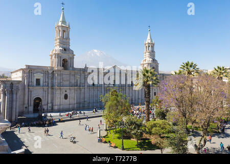 Basilique-cathédrale d'Arequipa et volcan Misti Pérou Banque D'Images