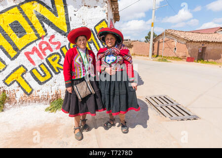 Portrait de deux jeunes femmes de Cuzco en vêtements traditionnels Banque D'Images