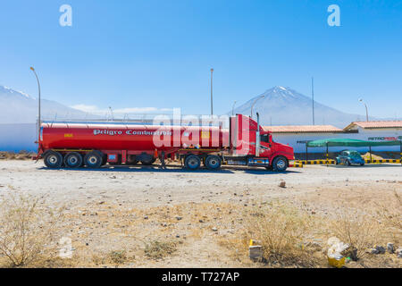 Camion-citerne de carburant dans la zone de l'aéroport d'Arequipa Banque D'Images