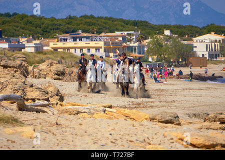 Fils de Marina - Majorque - Espagne - avril 2019 guides guide d'équitation Local : un groupe d'galoper sur la plage Banque D'Images