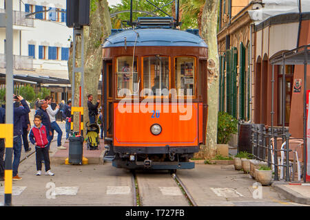 Port de Soller - Majorque - Espagne - Avril 2019 : Train venant de Majorque entre dernière station de la ligne Banque D'Images