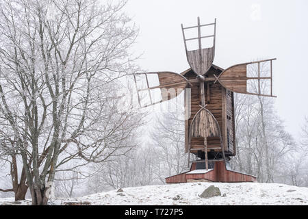 Paysage d'hiver avec de vieux moulin et abandonnés dans la journée en Finlande Banque D'Images