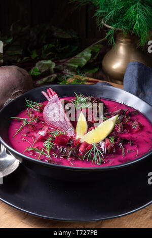 Un Borschtsch orientale avec la prière rouge classique Banque D'Images