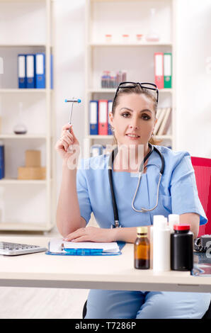 Femme médecin neurologue travaillant dans la clinique Banque D'Images