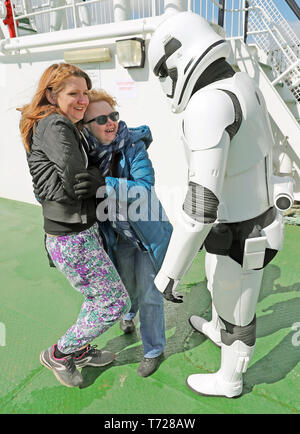 Les passagers Rencontrez un membre de la Légion 501st garnison l'Irlande sur le Lough Foyle Ferry, la position de la mai, la 4e Festival à Malin Head où des scènes de Star Wars Jedi où la dernière tournée. Banque D'Images