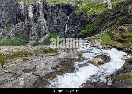 Voir des chutes d'eau de la route des trolls Trollstigen Banque D'Images