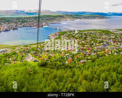 TROMSO, NORVÈGE - 17 juin 2009 : vue sur le Téléphérique de Tromso (norvégien : Fjellheisen). Banque D'Images