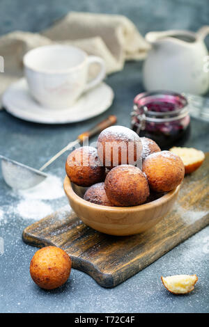 Beignets de fromage cottage dans un bol en bois. Banque D'Images