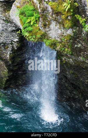 Petite cascade dans les montagnes de la Norvège en été Banque D'Images