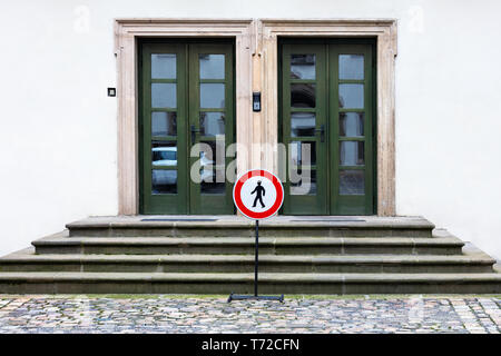 Portes à l'ancien bâtiment fermé pour adoption Banque D'Images