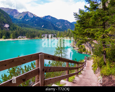 Le lac de Braies (également connu sous le nom de Pragser Wildsee ou lac Prags), le Tyrol du Sud, Dolomites, Italie du nord Banque D'Images