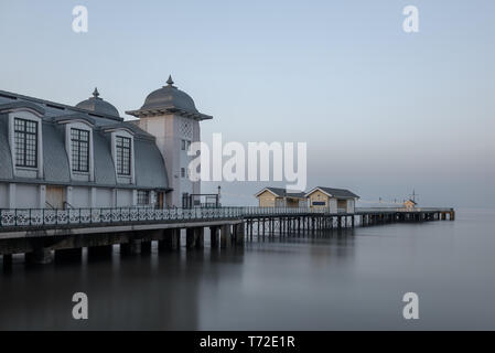 L'architecture victorienne de Penarth Pier, près de Cardiff, sur la côte de Nouvelle-Galles du Sud. La mer est lisse en raison d'une vitesse d'obturation. Banque D'Images