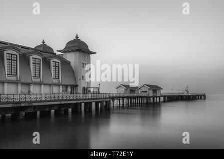 L'architecture victorienne de Penarth Pier, près de Cardiff, sur la côte de Nouvelle-Galles du Sud. La mer est lisse en raison d'une vitesse d'obturation. Banque D'Images