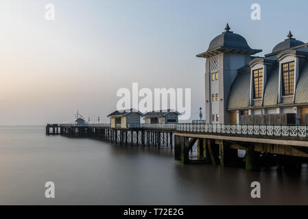 L'architecture victorienne de Penarth Pier, près de Cardiff, sur la côte de Nouvelle-Galles du Sud. La mer est lisse en raison d'une vitesse d'obturation. Banque D'Images