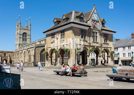 17e siècle le Guildhall (Croix) Beurre et St John the Baptist Church, Place de la Cathédrale, Peterborough, Cambridgeshire, Angleterre, Royaume-Uni Banque D'Images