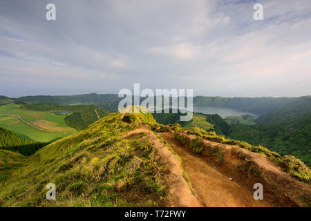 Açores vue panoramique du paysage naturel magnifique, l'île pittoresque du Portugal. Beaux lagons des cratères volcaniques et de champs. Attra touristiques Banque D'Images