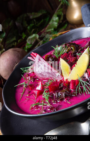 Un Borschtsch orientale avec la prière rouge classique Banque D'Images