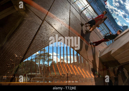 Reflet dans la façade de l'Opéra de Sydney, Sydney, New South Wales, Australia Banque D'Images