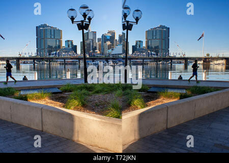 Réflexions dans les bâtiments dans le complexe d'Harbourside - un populaire quartier commerçant avec des restaurants et des hôtels à Darling Harbour. Sydney, New South Wa Banque D'Images