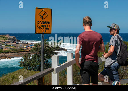 La plage de Bondi à Coogee walk est une promenade côtière à Sydney en Nouvelle-Galles du Sud, Australie. Les touristes près de Gordons Bay. Banque D'Images