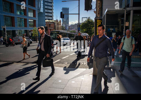 Les personnes qui traversent la rue au domaine financier Barangaroo, sur l'ouest de l'estran de la CDB de Darling Harbour. Sydney, Nouvelle-Galles du Sud, Australie. Banque D'Images