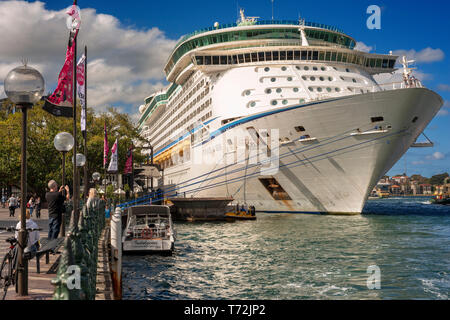 Voyager of the seas bateau de croisière au terminal international à Sydney, Australie Banque D'Images