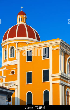 Une vue de la jaune lumineux et très coloré de la cathédrale de Granada au Nicaragua Amérique Centrale Banque D'Images