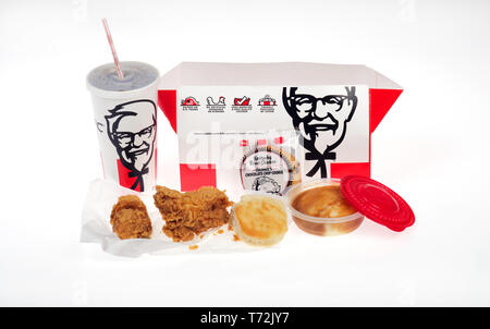 Kentucky Fried Chicken, KFC, fort de 5 repas remplir avec un poulet frit croustillant de cuisse et le pilon, purée de pommes de terre avec la sauce, biscuit, cookie et boisson Banque D'Images