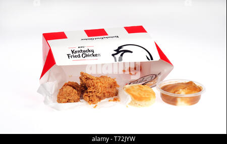 Kentucky Fried Chicken, KFC, fort de 5 repas remplir avec un poulet frit croustillant de cuisse et le pilon, purée de pommes de terre avec la sauce, biscuit, biscuit Banque D'Images